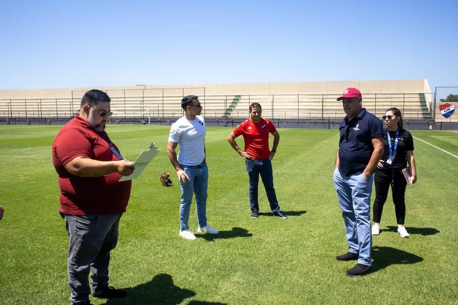 Comitiva de la APF durante la visita de ayer al Arsenio Erico de Nacional. Foto: @FOTODEPRIMERA