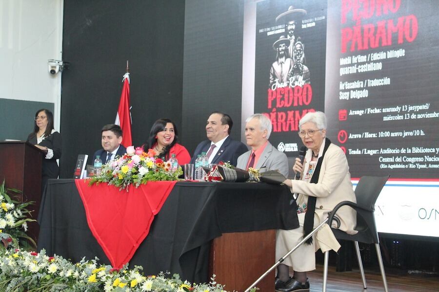 La traductora Susy Delgado acompañada del embajador de México en Paraguay, Juan Nungaray; el ministro de la SPL, Javier Viveros; la directora de Planificación Lingüística, Celia Godoy, y el director de Investigación Lingüística, Arnaldo Casco Villalba. Foto: Gentileza