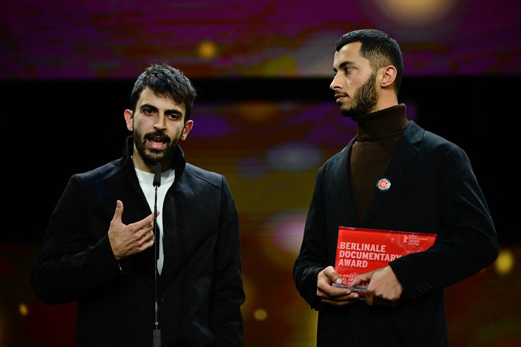 El director israelí Yuval Abraham (izquierda) y el director palestino Basel Adra recibieron el premio al documental “No Other Land”. Foto: AFP