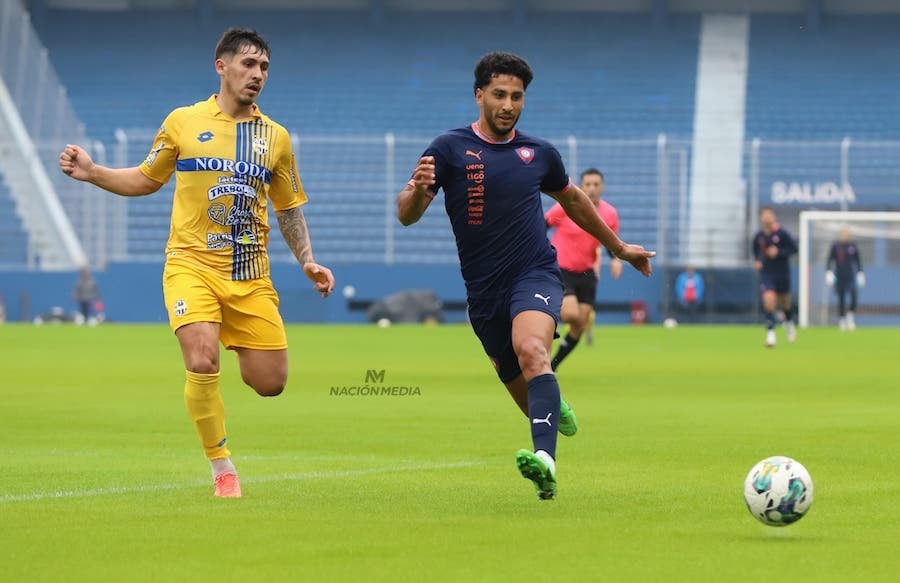 Cecilio Domínguez (derecha) tuvo minutos ante Trinidense. Foto: Néstor Soto