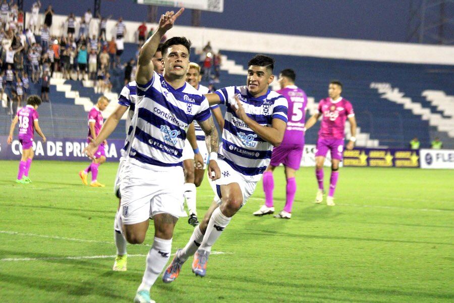 Brahian Ayala anota de penal y sale a festejar su conquista en el estadio Río Parapití, dejando desconcertados a los gumarelos en el comienzo del partido