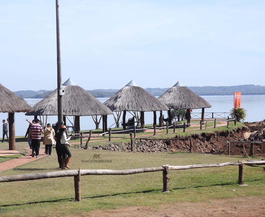 El Club de Pesca y Deportes Nuticos Bella Vista tiene un restaurante con pescado de ro y espacios para hacer camping con todos los servicios. Ideal tambin para el disfrute de actividades nuticas
