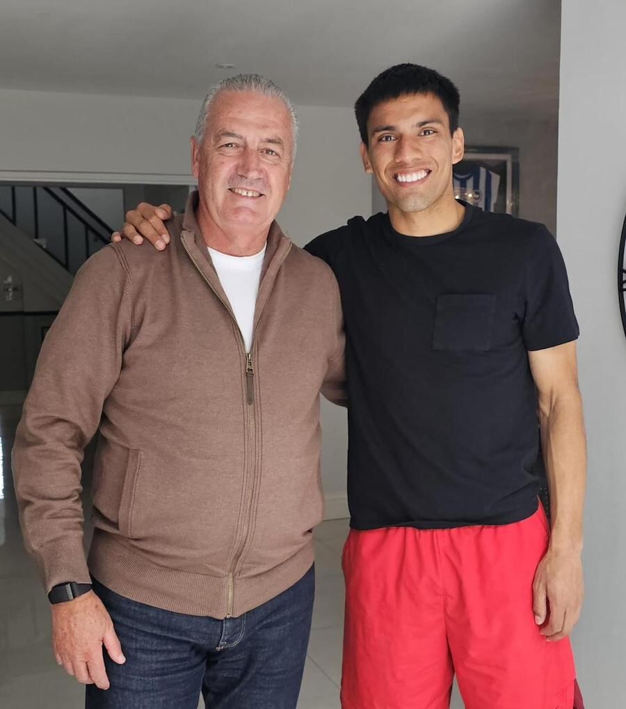 El DT de la Albirroja, Gustavo Alfaro visitó al futbolista Diego Gómez, en Europa. Foto: APF