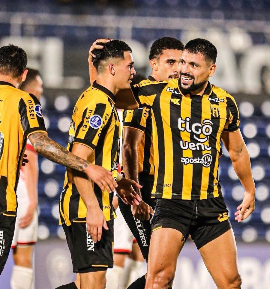 Juan Patiño (derecha) festeja con sus compañeros su gol ante Nacional Potosí por la Sudamericana.FOTO: @CLUB GUARANÍ