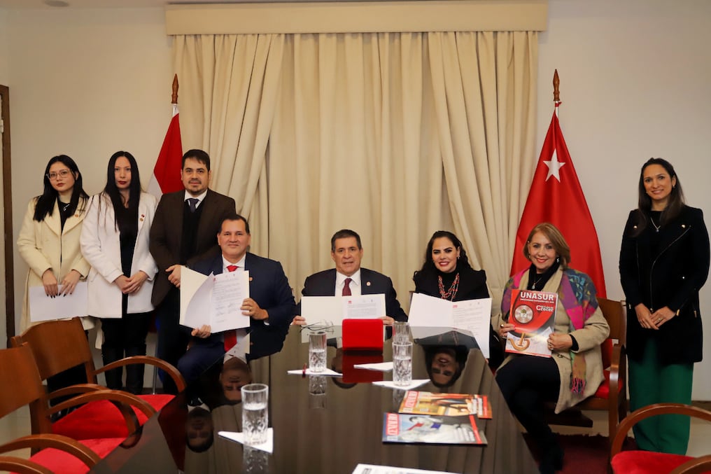 La Academia Republicana firmó convenios con la UNASUR y el colegio San Nicolás para brindar mayores oportunidades de estudio desde la ANR. Foto: Gentileza