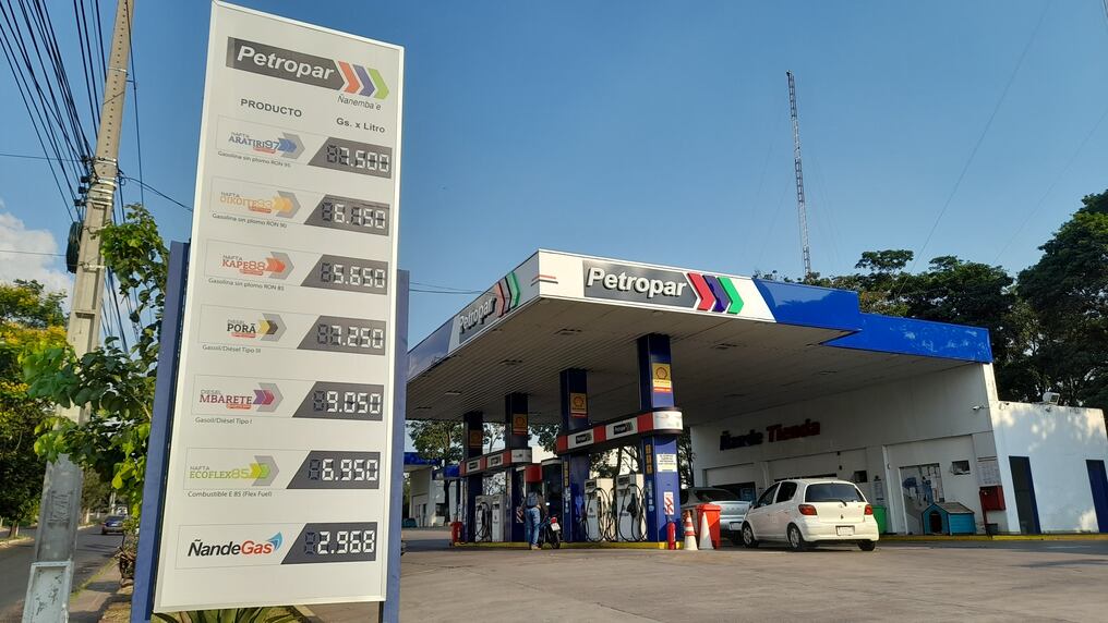 El gerente general de Petropar, William Wilka, sostuvo que los precios vigentes permanecerán todo el mes de febrero mientras siguen analizando los costos actuales de los combustibles. Foto: Archivo