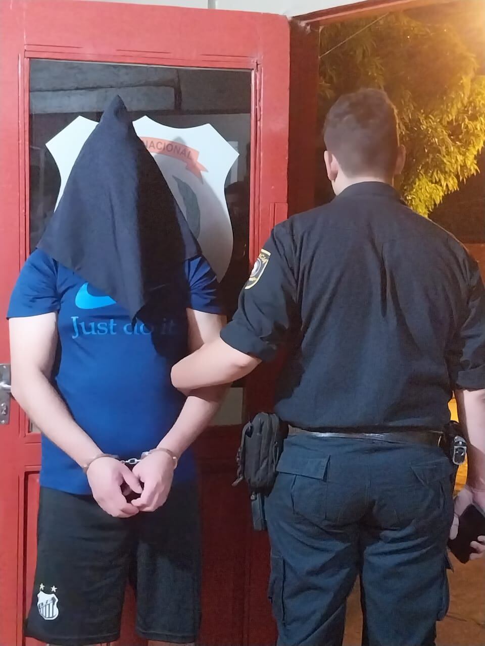 Uno de los detenidos por hechos de violencia familiar contra padre, madre y hermanos ocurrido esta madrugada en Ciudad del Este. Foto: Gentileza