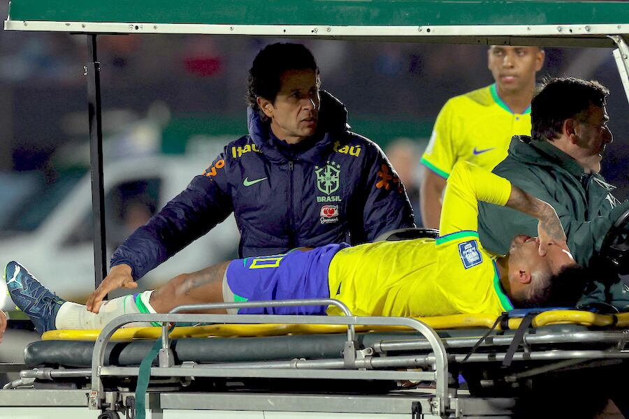 Neymar, de 31 años, deja la cancha en camilla llorando tras su lesión. El astro brasileño vivió un año de múltiples lesiones y rendimiento discreto.FOTO:AFP