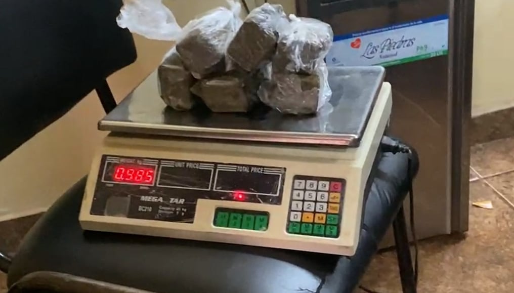 La marihuana estaba dentro de cartones de jugos, que llamaron la atención del guardia. Foto: Captura pantalla