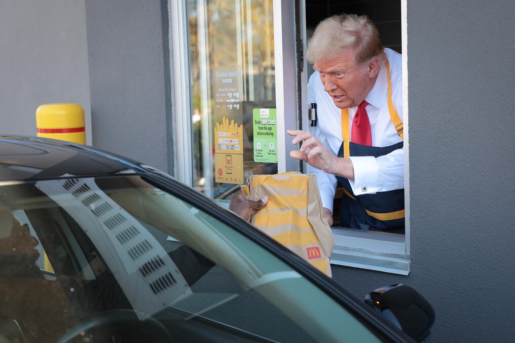 El exmandatario y candidato presidencial trabajó este domingo repartiendo comida rápida en un famoso restaurante. Foto: AFP