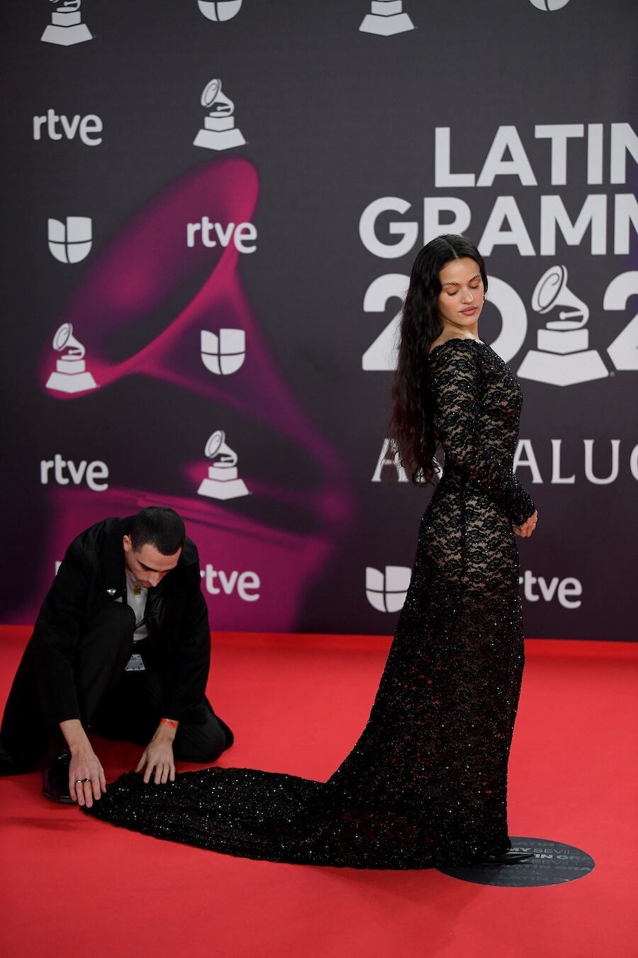 Rosalía no podía defraudar en su propia tierra y destacó con un vestido negro de encaje floral hecho a medida por Balenciaga