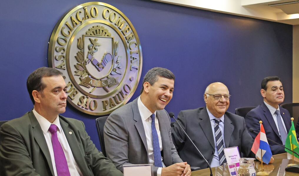 Santiago Peña mantuvo una reunión con autoridades de la Asociación Comercial de São Paulo acerca de impulsar una importante agenda para el arribo de inversiones en Paraguay y la capacitación del capital humano. Foto: Gentileza