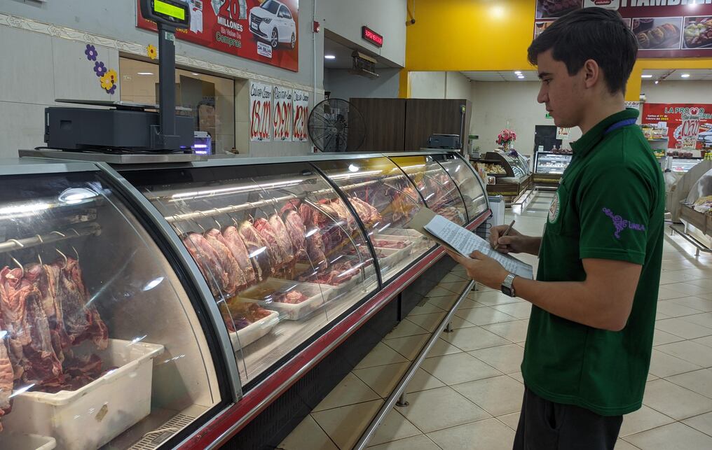 Estudiantes de la Facultad de Economía realizan cálculo del índice de precios de la canasta familiar en Ciudad del Este. Foto: Gentileza