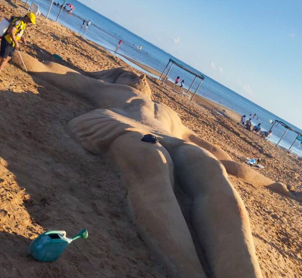  El escultor sancosmeño Andrés Villalba volvió a deleitar a fieles y turistas con su arte sacro: un inmenso Cristo de 15 metros creado con arena frente al río Paraná. Foto: Rocío Gómez