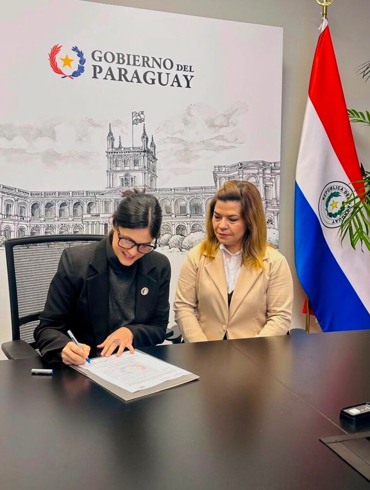 La ministra Adriana Ortíz junto a Natti Fúster. Foto: Instagram - @inap_py