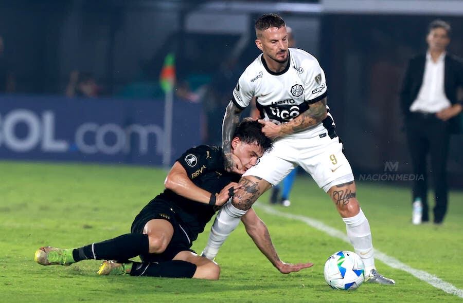 Darío Benedetto tendrá nuevamente una chance para intentar convertir su primer gol con Olimpia, en su partido ante Peñarol.FOTO: JORGE JARA