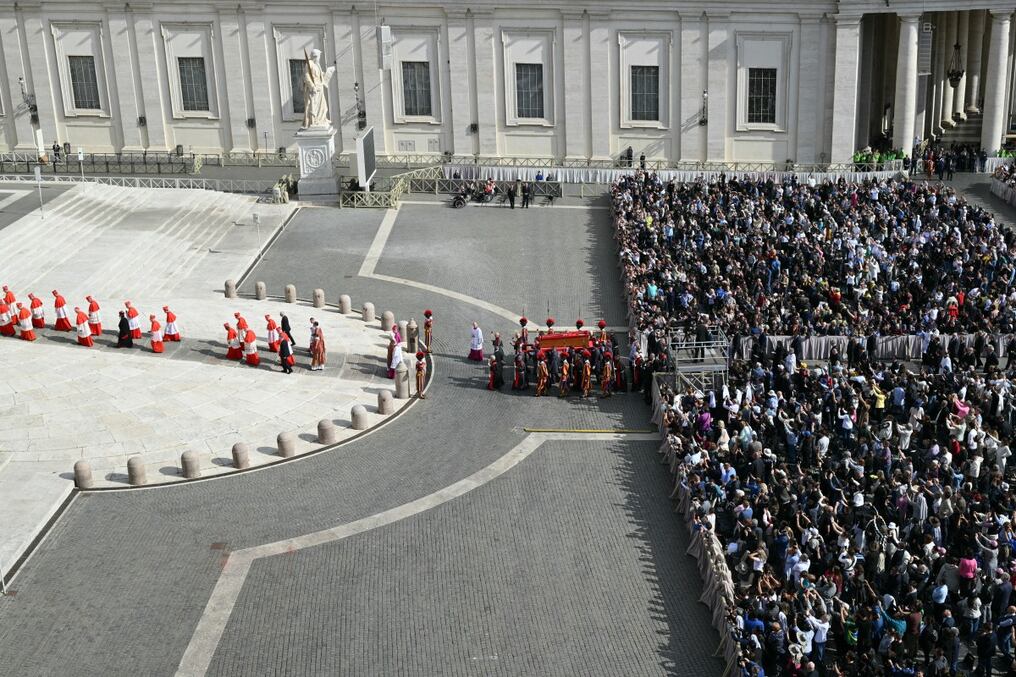 El féretro de madera abierto fue llevado en procesión desde la capilla de Santa Marta hasta la basílica. Foto: AFP