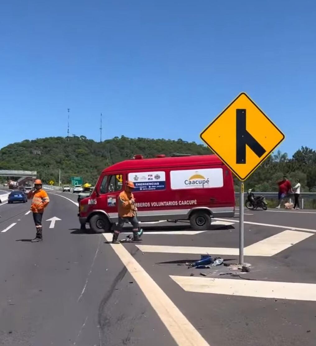 Al parecer, la motocicleta salió al paso de una camioneta que terminó arrastrándola por varios metros. Foto: Captura pantalla