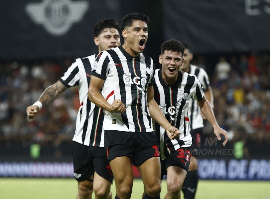 Lorenzo Melgarejo grita su gol, se asocian a la alegría Matías Espinoza y Rodrigo Villalba.FOTO: EDUARDO VELÁZQUEZ