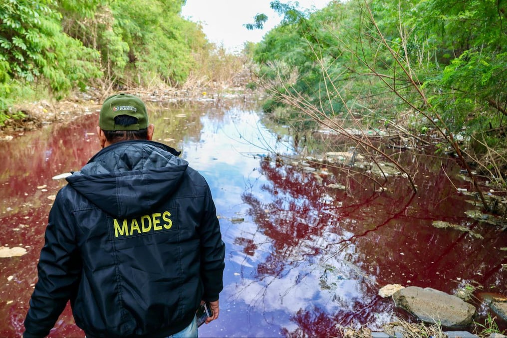 Técnicos del Mades durante la toma de muestras del líquido del arroyo Jaén, en Asunción. Foto: Gentileza