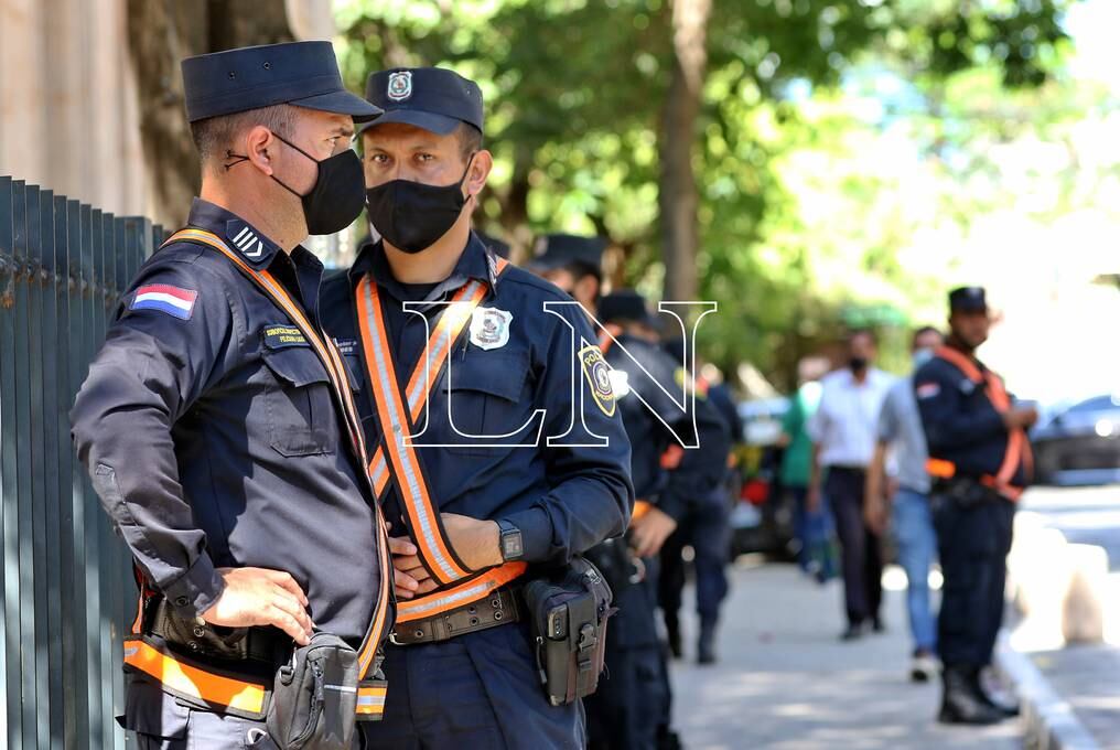 Los efectivos policiales estarán apostados en diferentes sitios de Asunción, resguardando la seguridad antes, durante y después del evento deportivo. Foto: Archivo