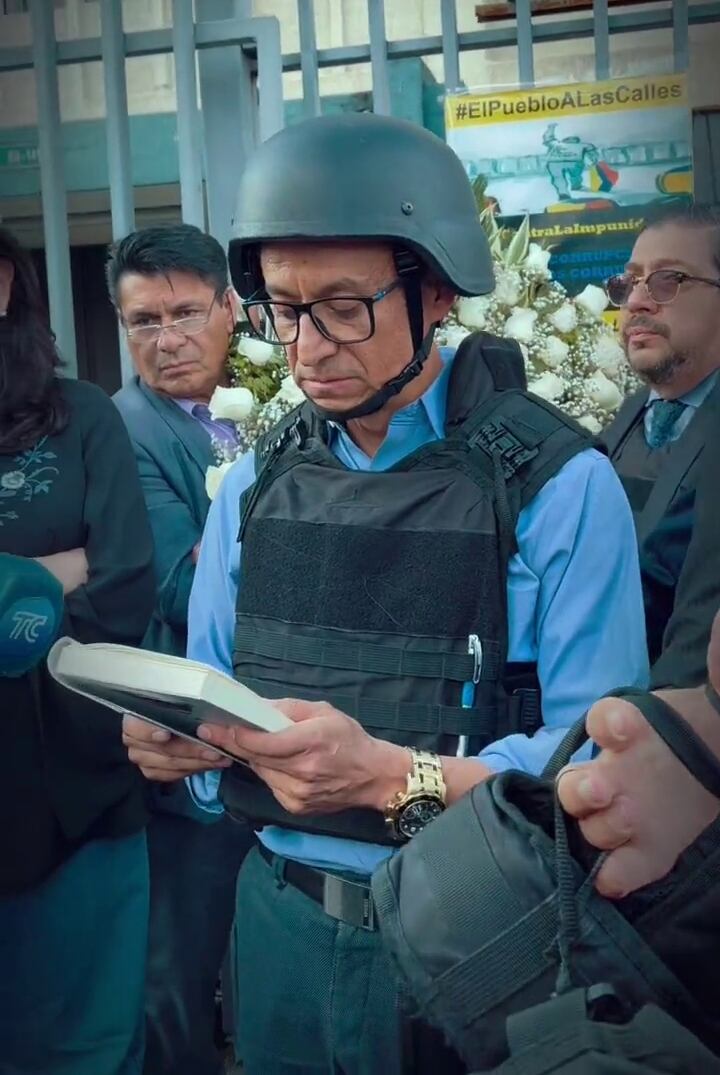 Compañero de Fernando Villavicencio en sus investigaciones periodísticas, Christian Zurita es su relevo en las elecciones de este domingo. Foto: @christianzr