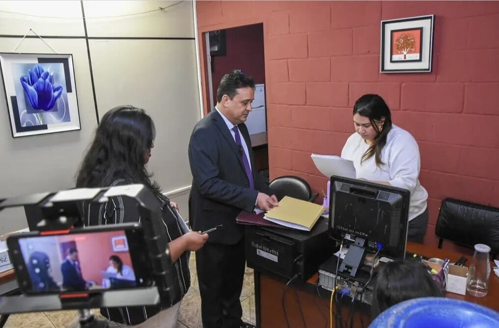 El abogado Víctor Enriquez y la licenciada Magdalena Montiel, durante la presentación de otra denuncia contra Miguel Prieto, en el Ministerio Público de Ciudad del Este. Foto: Gentileza