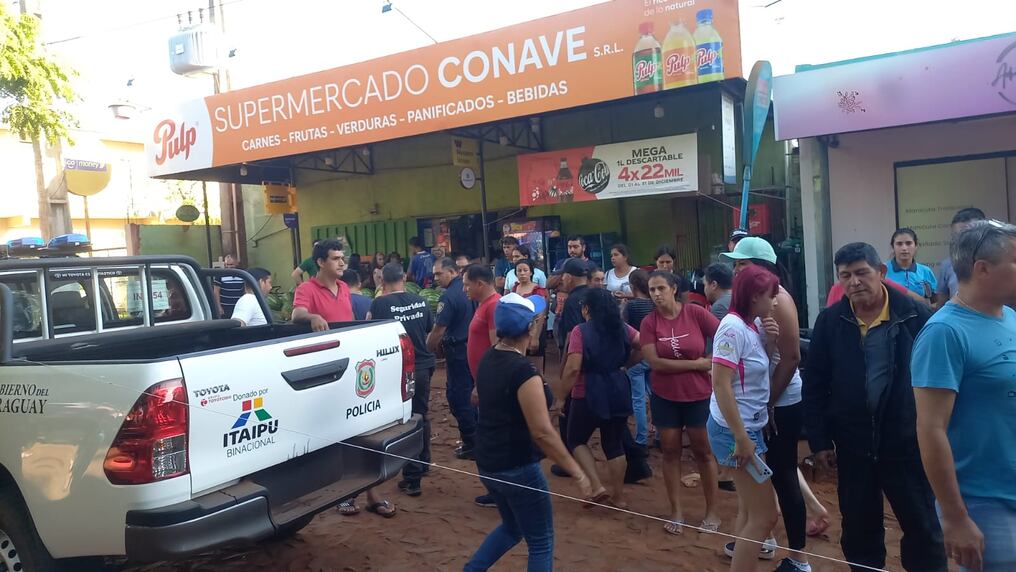 Local asaltado por dos hombres esta tarde que derivó en un enfrentamiento, según el reporte policial, con resultado de muerte de uno de los supuestos delincuentes. Foto: Gentileza