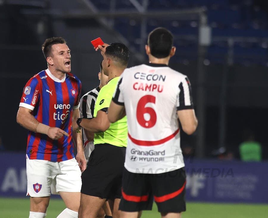 El árbitro Blas Romero ya le sacó la tarjeta roja a Eduardo Brock.FOTO: JORGE JARA