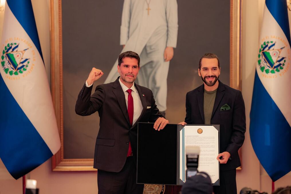 El mandatario salvadoreño recibió a Eduardo Verástegui, actor y productor mexicano de la iniciativa contra trata de niños. Foto: @PresidenciaSV
