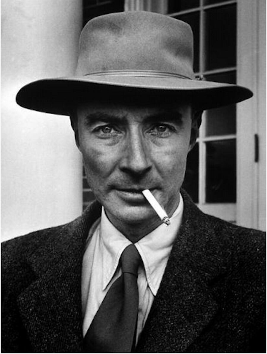Me he convertido en lamuerte, (en) el destructor demundos, dijo Robert Oppenheimer,padre de la bombaH. Antes de losbombardeosatmicos,saba que consu equipohaban construidounarma de loms terrible