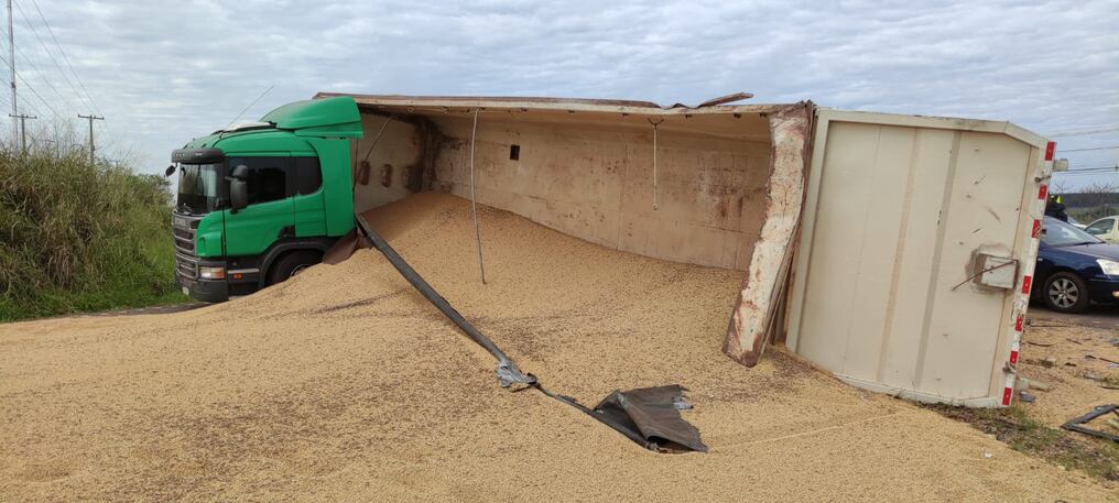 Así quedó el camión volquete, que habría producido el accidente. Foto: Gentileza