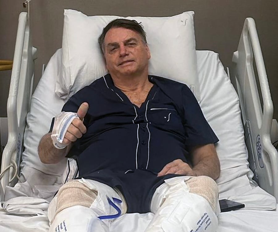 El exmandatario de 70 años, operado en abril pasado por una obstrucción intestinal, guardará reposo durante este mes. Foto: AFP
