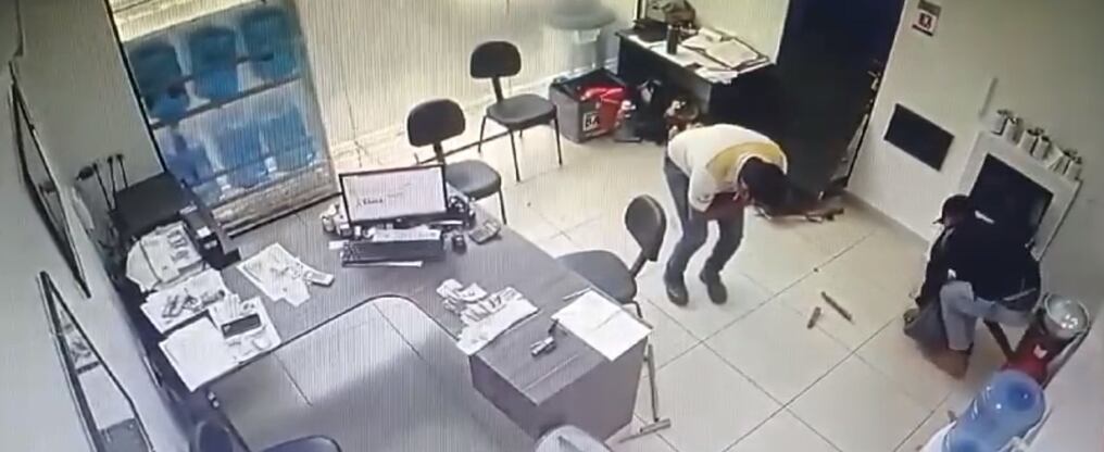 Todo quedó registrado en imágenes de cámaras de seguridad con el pudieron identificar a los vehículos que también fueron incautados. Foto: Captura pantalla