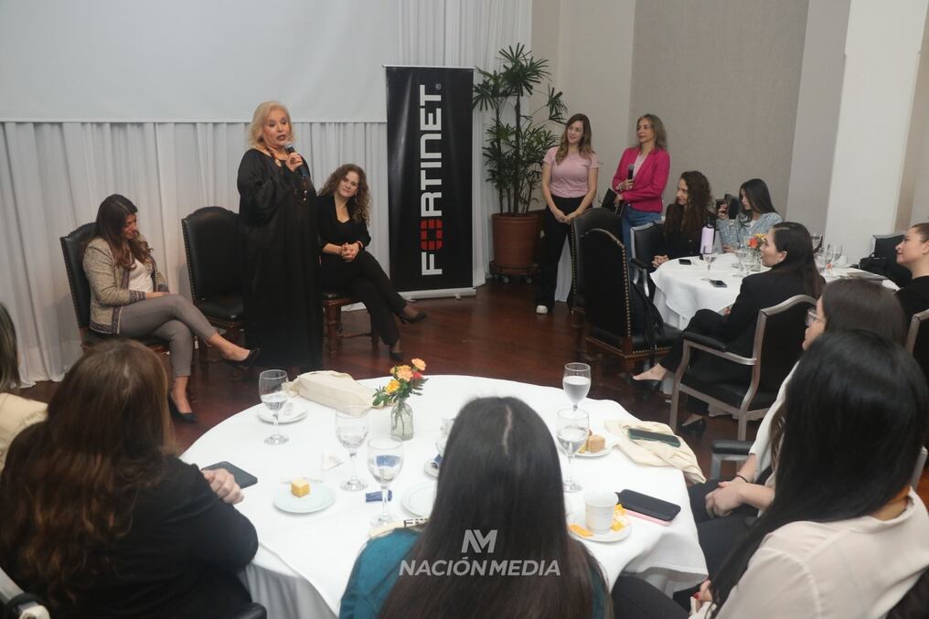 En palabras de Ana Delgado de Serrati, el liderazgo femenino puede verse enfrentado con la falta de confianza en una misma, en el autoestima herida y la poca realización personal. Foto: Emilio Bazán