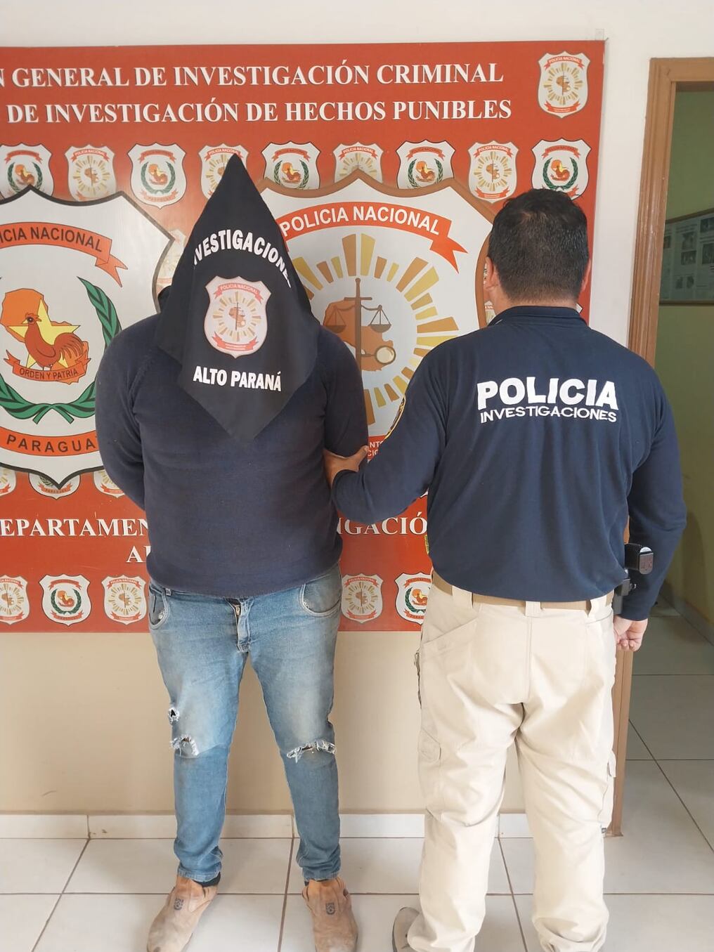 La Policía de Alto Paraná detuvo a un presunto implicado en el atraco al local comercial Gonzalito. Foto: Gentileza