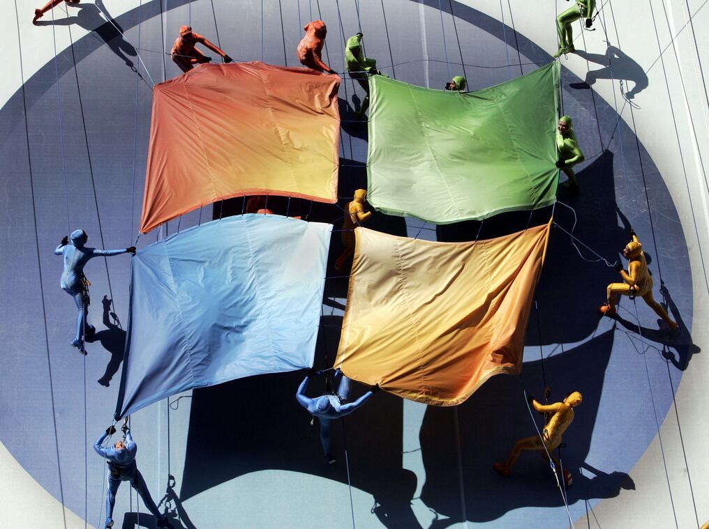Un grupo de artistas del Grounded Aerial Dance Theater despliega el logotipo de Microsoft contra un edificio durante el lanzamiento del sistema operativo Microsoft Windows Vista, el 29 de enero de 2007, en Nueva York. Foto: Stan Honda/AFP