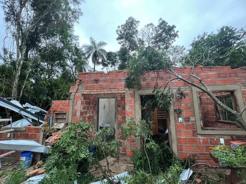 Casas destechadas y árboles caídos fue el resultado de minutos de fuertes vientos con lluvias. Foto: Gentileza