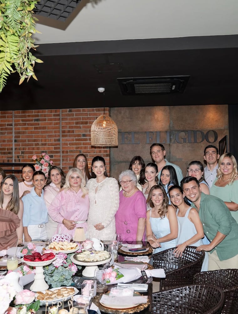 Nadia Ferreira junto a familiares y amistades en su Baby Shower en Paraguay. Foto: Instagram - @ludyferreira