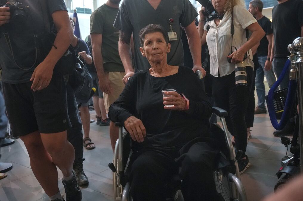Yocheved Lifshitz, de 85 años, fue liberada la noche del lunes junto con otra mujer de 79 años; pero sus maridos siguen retenidos. Foto: AFP