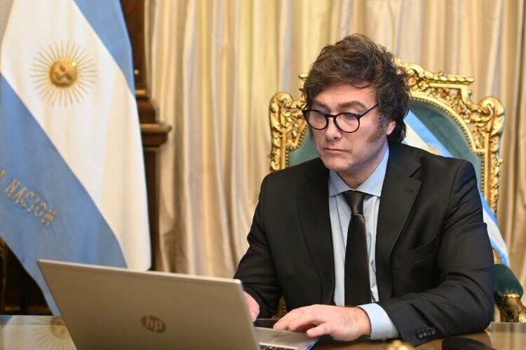 El presidente argentino Javier Milei apunta a lograr “déficit cero” para fin de año. Pero mientras se reduce la inflación mensual, también cae la actividad económica. Foto: AFP
