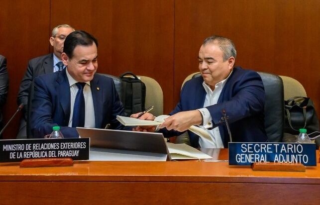 El canciller Rubén Ramírez firmó el acuerdo con el secretario general adjunto Néstor Méndez. Foto: Gentileza.