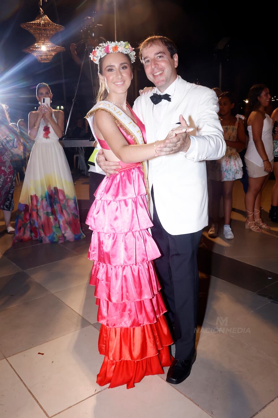 Antonella Bedoya Vierci, princesadel Lago, bailando con su padre,Guido Bedoya
