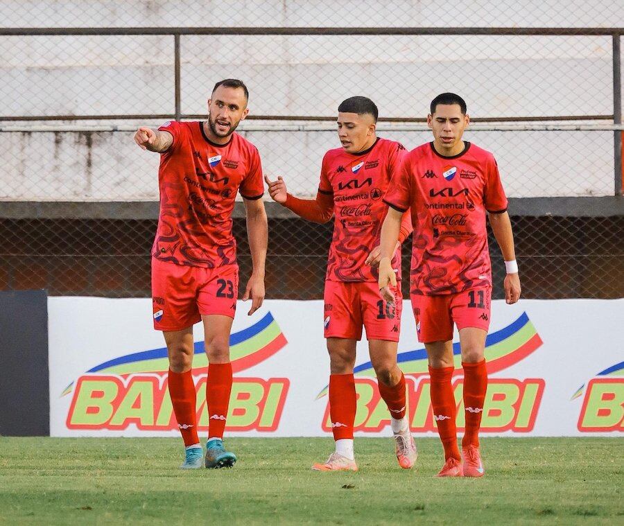 Festejan uno de los goles Juan Cruz (23), Tiago Caballero (10) y Gustavo
Caballero (11). Foto: APF
