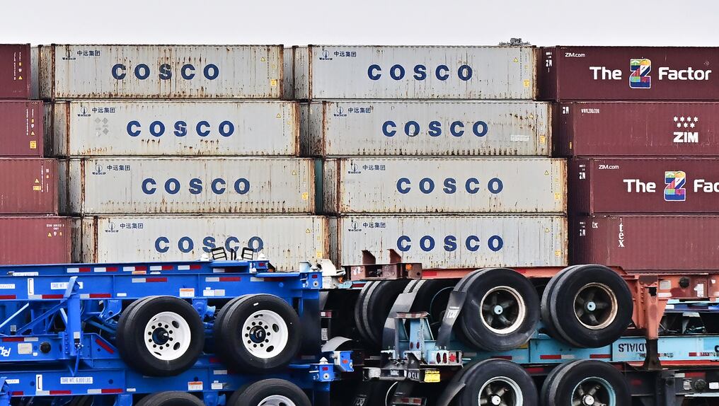 Los contenedores de carga se apilan en el puerto de Long Beach (California), el 5 de marzo de 2025. Foto: Frederic J. Brown/AFP