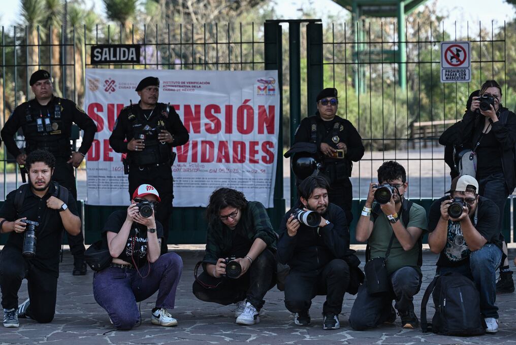 Los colegas de las víctimas reclamaron el incidente en que una estructura decorativa se derrumbó en el Parque Bicentenario. Foto: Yuri Cortez/AFP