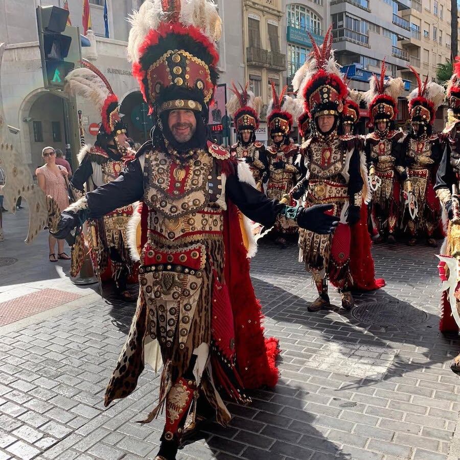 La comparsa internacional invitada de hoy será Moros D’Alquería, que llega desde España difundiendo la tradición árabe-andalusí