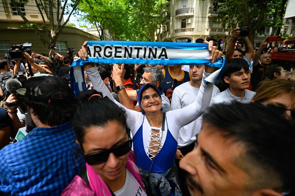 Exactamente a las 18 horas cerraron los lugares de votación en todo el país donde se desarrollaron los comicios correspondientes a la segunda vuelta electoral que este día se disputó en Argentina. Foto: AFP