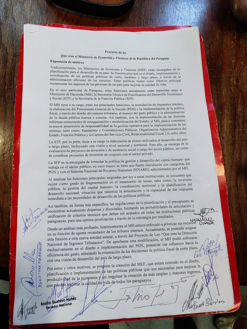 Presentación del proyecto que plantea la creación del Ministerio de Economía y Finanzas, con los senadores firmantes que acompañan la propuesta. Foto: Gentileza
