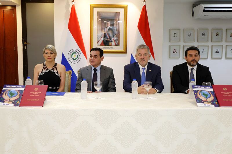 El Ministerio de Relaciones Exteriores presentó un protocolo consular que servirá como una herramienta para optimizar la respuesta de la institución ante problemáticas complejas como la trata de personas y el tráfico ilícito de migrantes. Foto: Gentileza